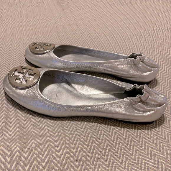 Tory Burch silver leather ballet flats w/ dust bag. Only worn twice. Size 8.5. - Picture 3 of 8